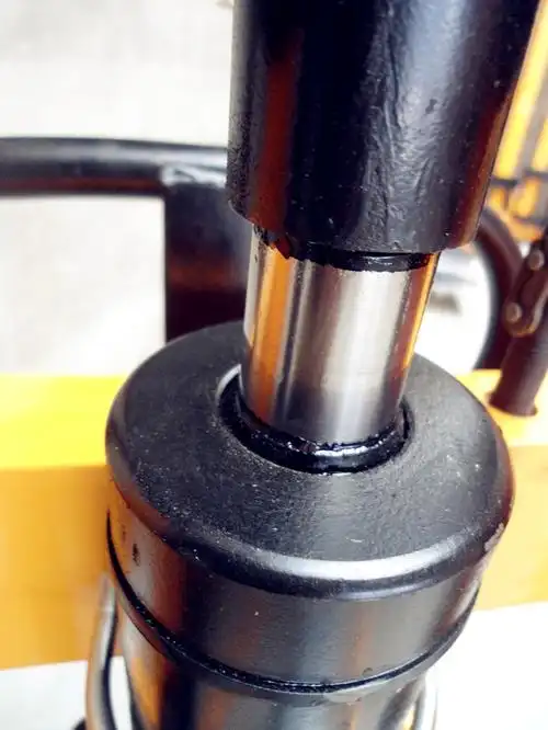 Mitkä merkit viittaavat siihen, että hydraulisylinteri tarvitsee huoltoa?