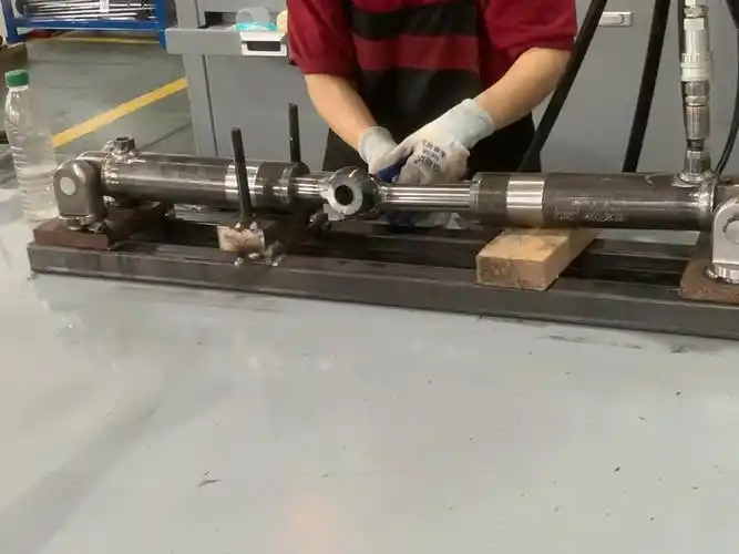 Mitä tulee huomioida hydraulisylinteriä purettaessa?